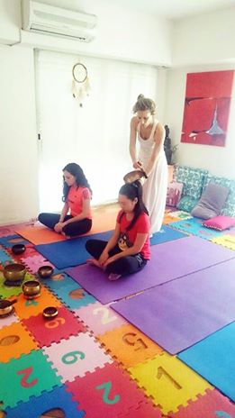 Baño sonoro con adolescentes en el estudio de Karuna Jyoti Devi